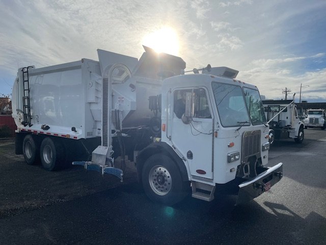 2007 Peteribilt 320 wtih 30 Cubic Yard Pendpac automated side loader