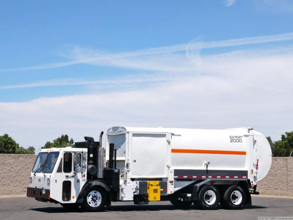 2009 CCC Labrie Expert 2000 Side Load Garbage Truck