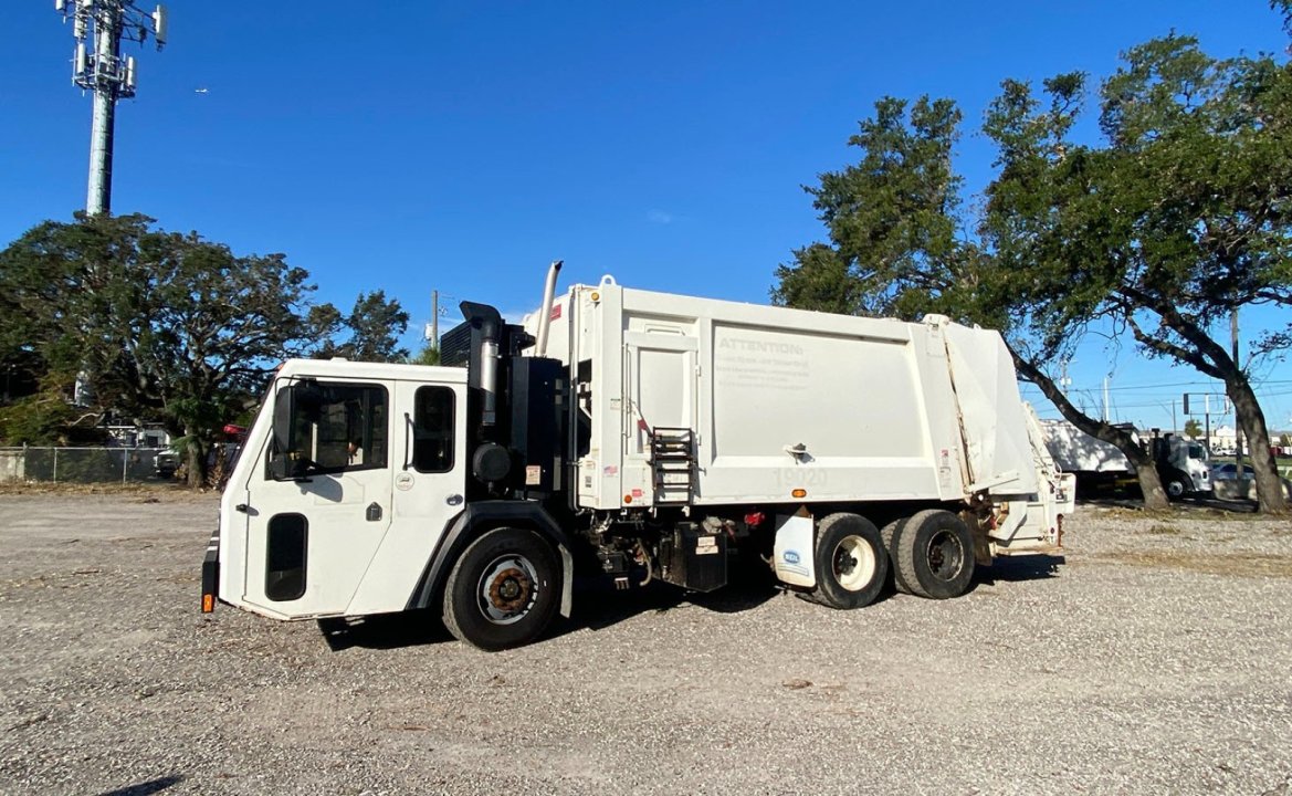 2017 CCC LET 2 - 25 Yard Heil Dura Pack 5000 Rear Loader Garbage Truck