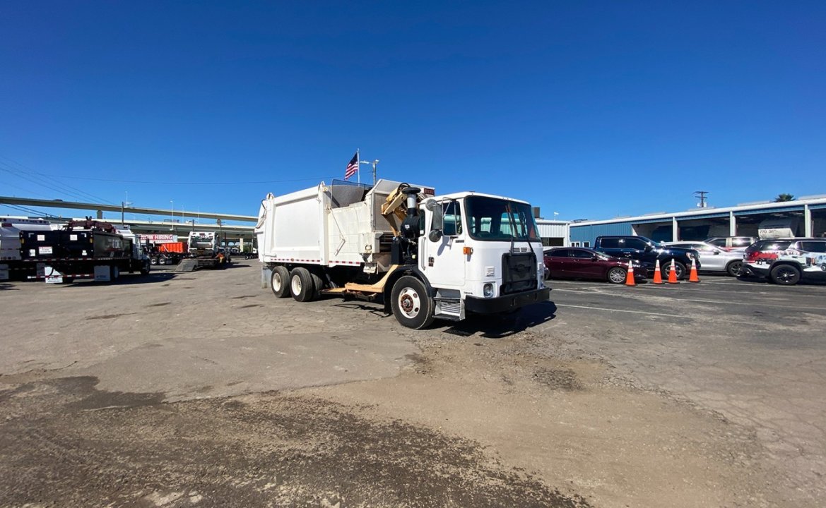 2011 Autocar ACX64 - 28 yard Heil Side Loader Garbage Truck