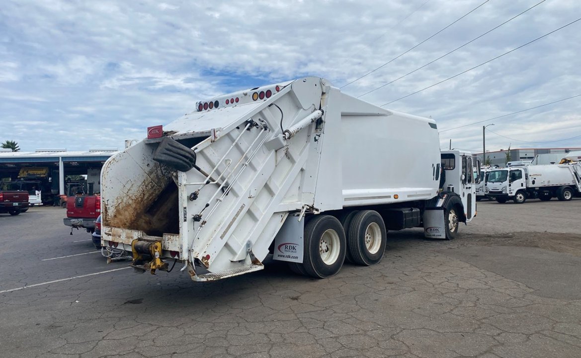 2007 CCC LET2 - 25 yard Loadmaster Excel Rear Loader Garbage Truck