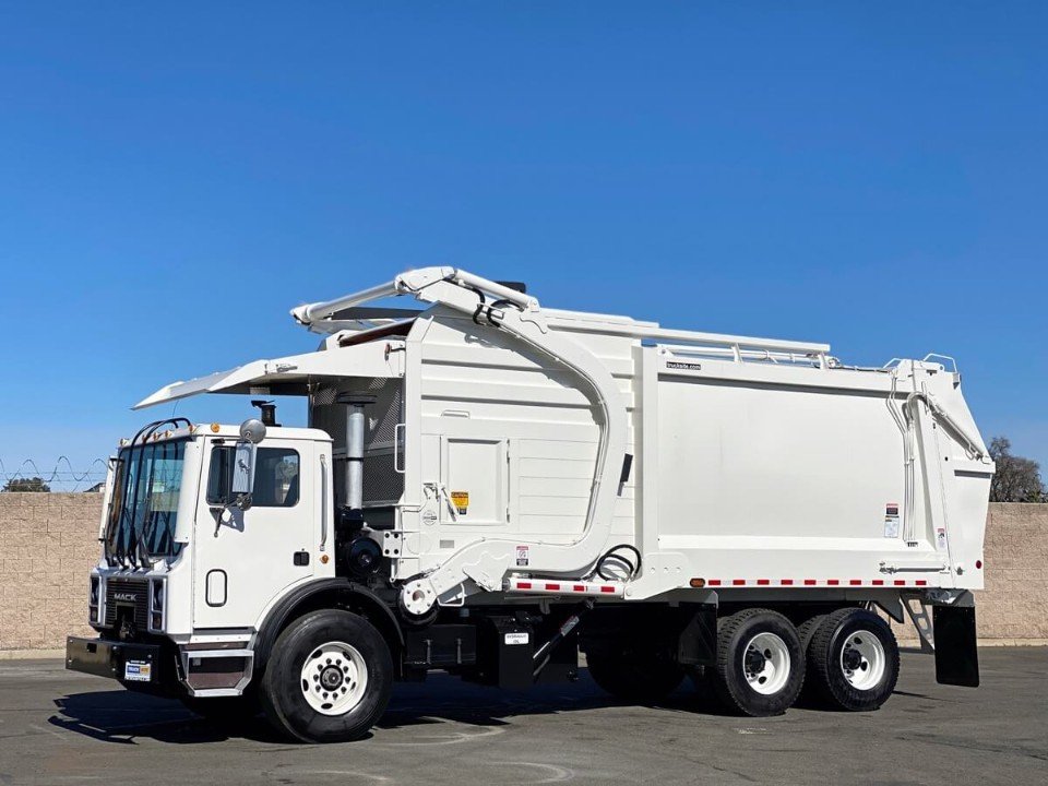 2006 Mack MR688S Heil Half Pack 40 YD Front Load Garbage Truck