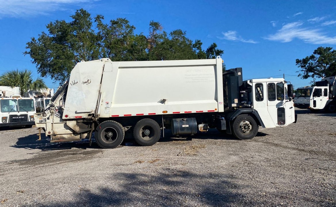 2017 CCC LET2 - 25 Yard Heil Dura Pack 5000 Rear Loader Garbage Truck