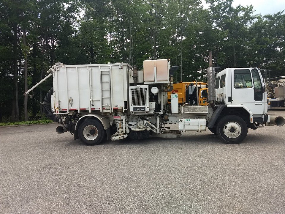 ID: J75451 | VACALL 13 YD ON 2002 FREIGHTLINER FLD112