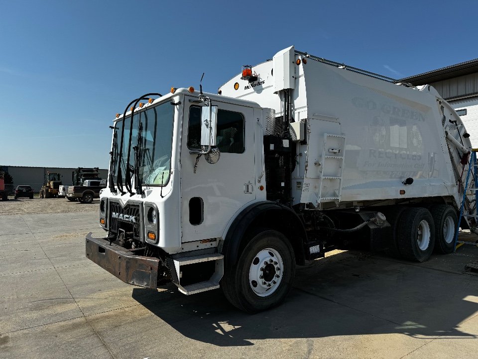 2013 Refurb Mack MRU McNeilus Heavy Duty Rear Loader