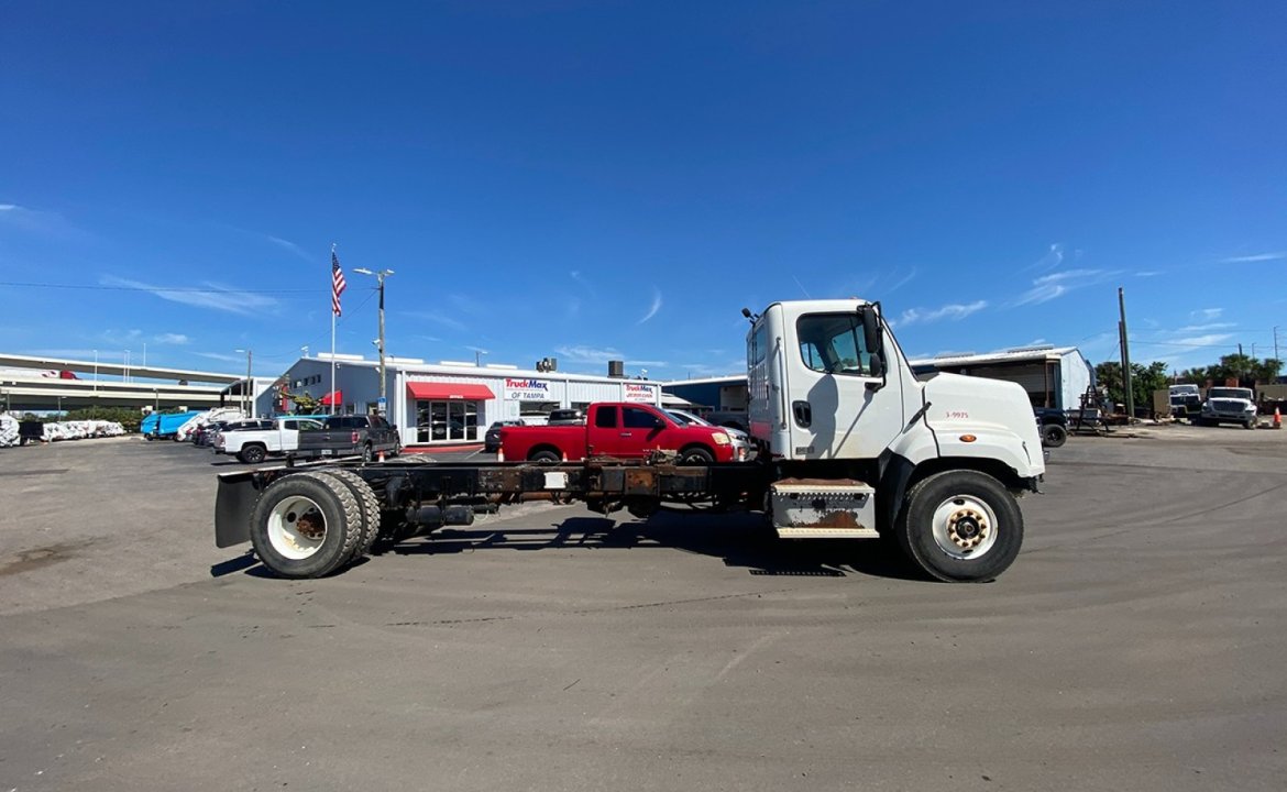 2016 Freightliner 108SD - 20 yard New Way Rear Loader