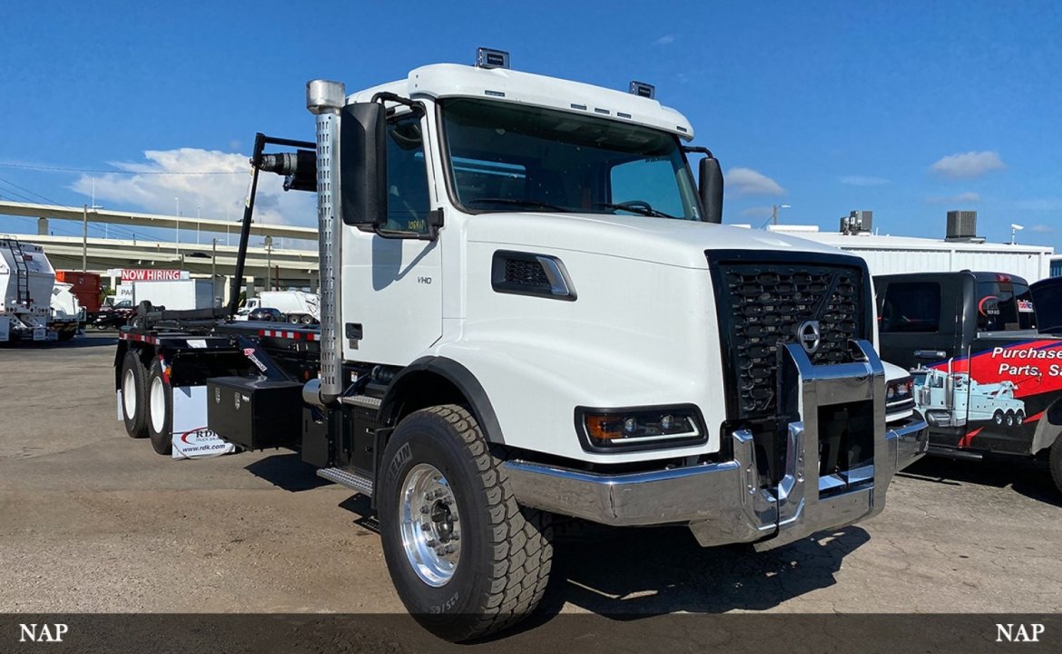 2025 Volvo VHD - 60,000 lb Pac Mac Roll-Off Truck