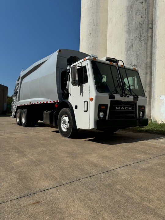 2013 Mack LEU 32 Yard Rear Loader