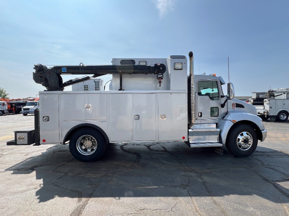 ID: 353233 I 2013 Kenworth T370 Service Truck w/Crane & Tool Storage