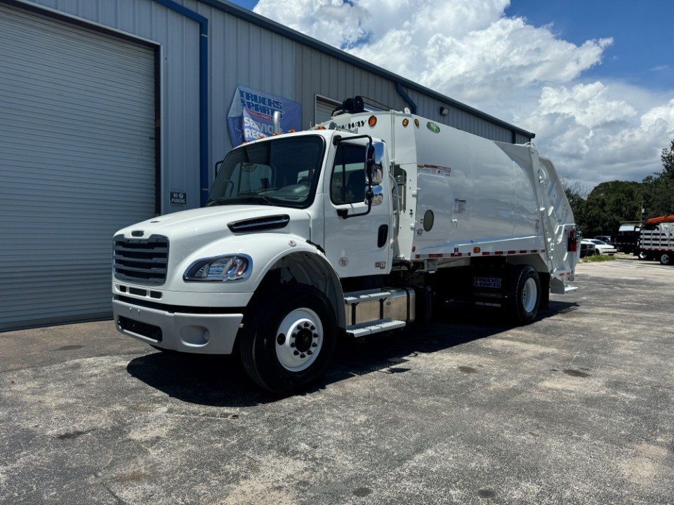 Freightliner M2-106 20 yd. New Way Cobra rear Loader! 