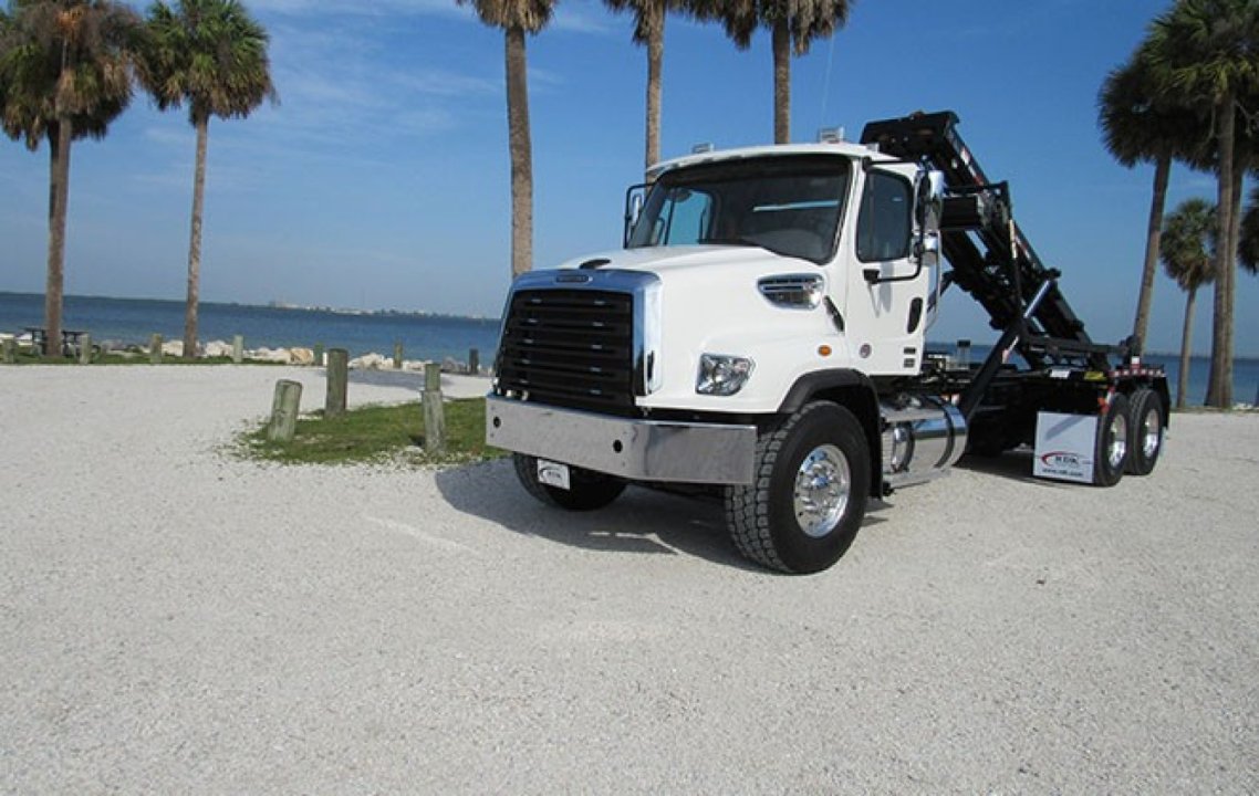 2024 Freightliner 114SD - 60000 lb Pac Mac Roll Off Truck