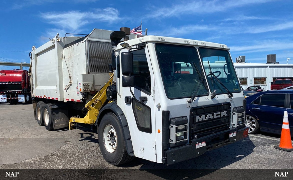 2018 Mack LR613 - 28 Yard Heil Side Loader Garbage Truck