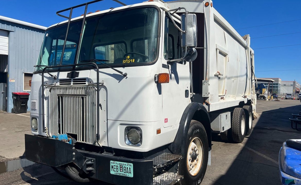 2006 Autocar WX64 - 25 yard EZ Pack Rear loader Garbage Truck