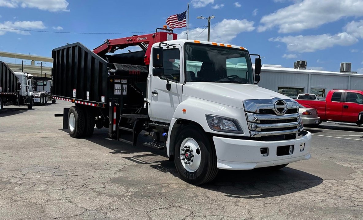 2025 Hino L7 - 28yd Pac Mac Grapple Truck