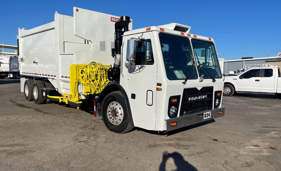 2014 Mack LEU613 - 30 yd. Heil Side Loader Garbage Truck