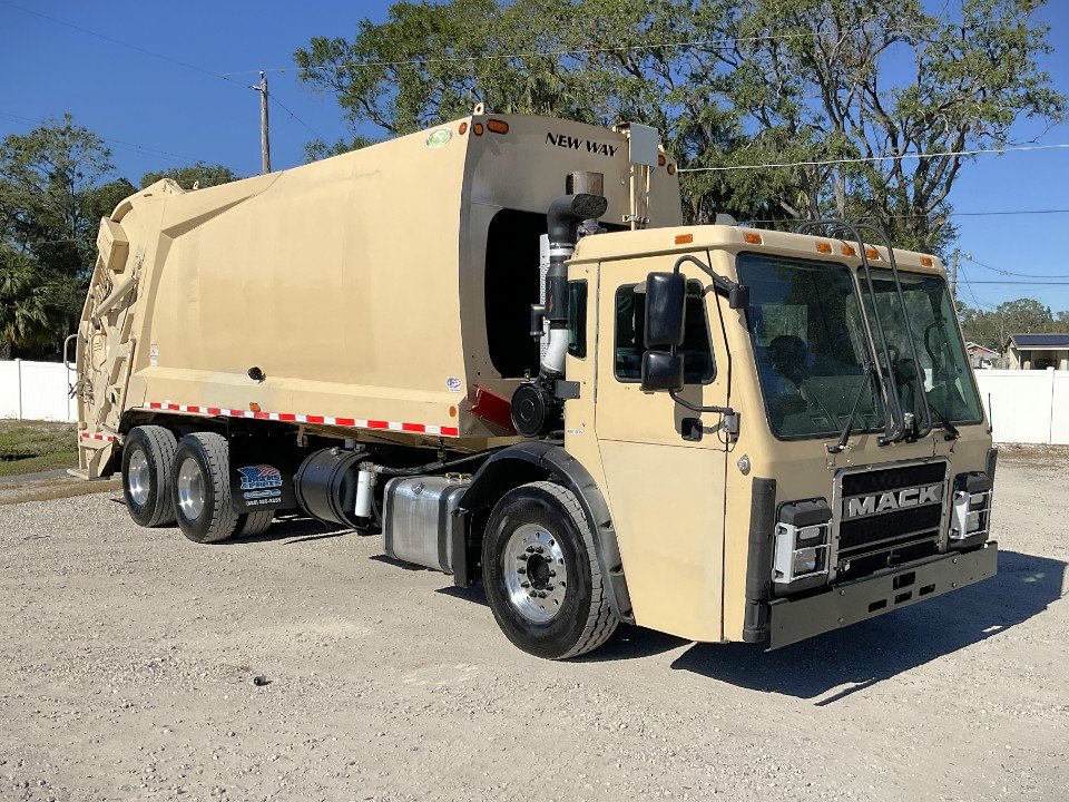 2018 Mack LR613, New Way 32 Yd Rear Loader