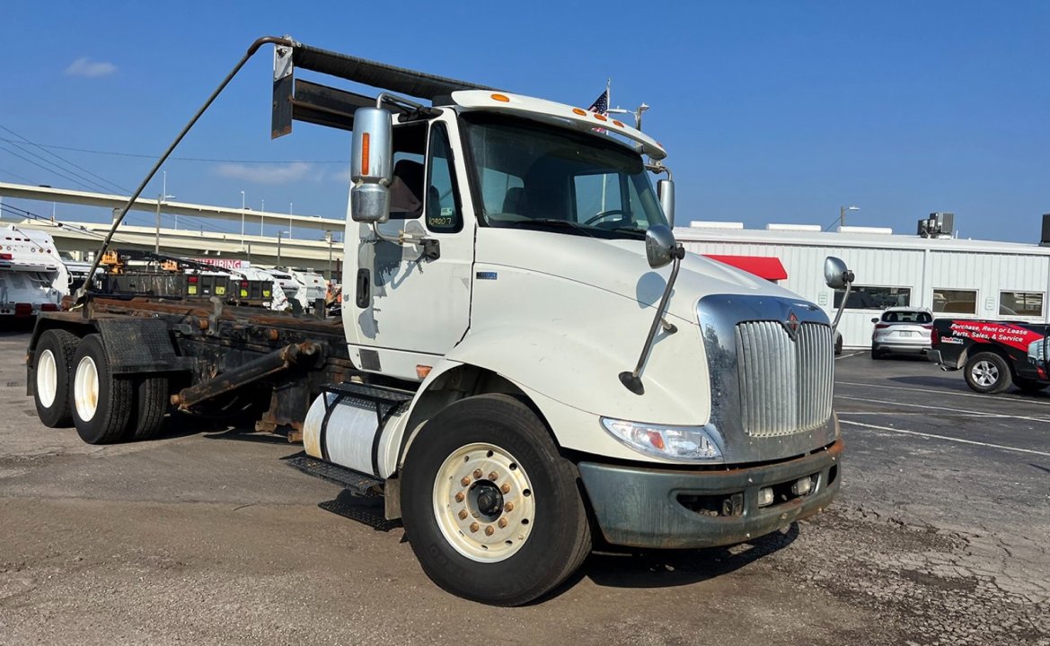 2011 International 8600 - 60,000 lb. Galbreath Roll-off Truck