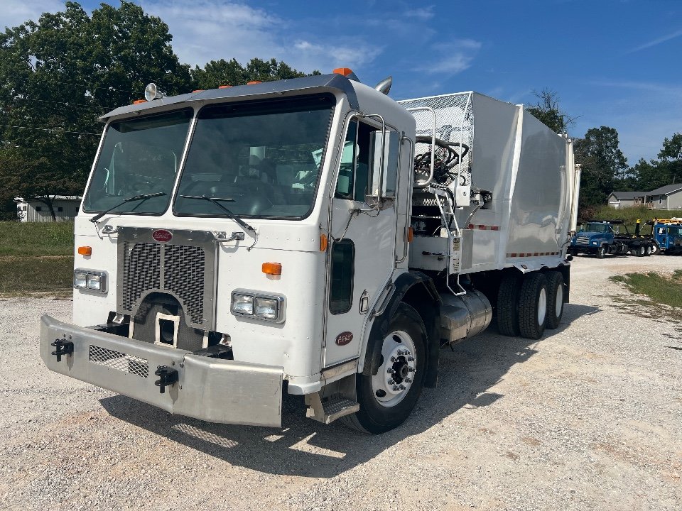 2005 Peterbilt 320 Automated Side Loader Garbage Truck 121K miles - $44,900