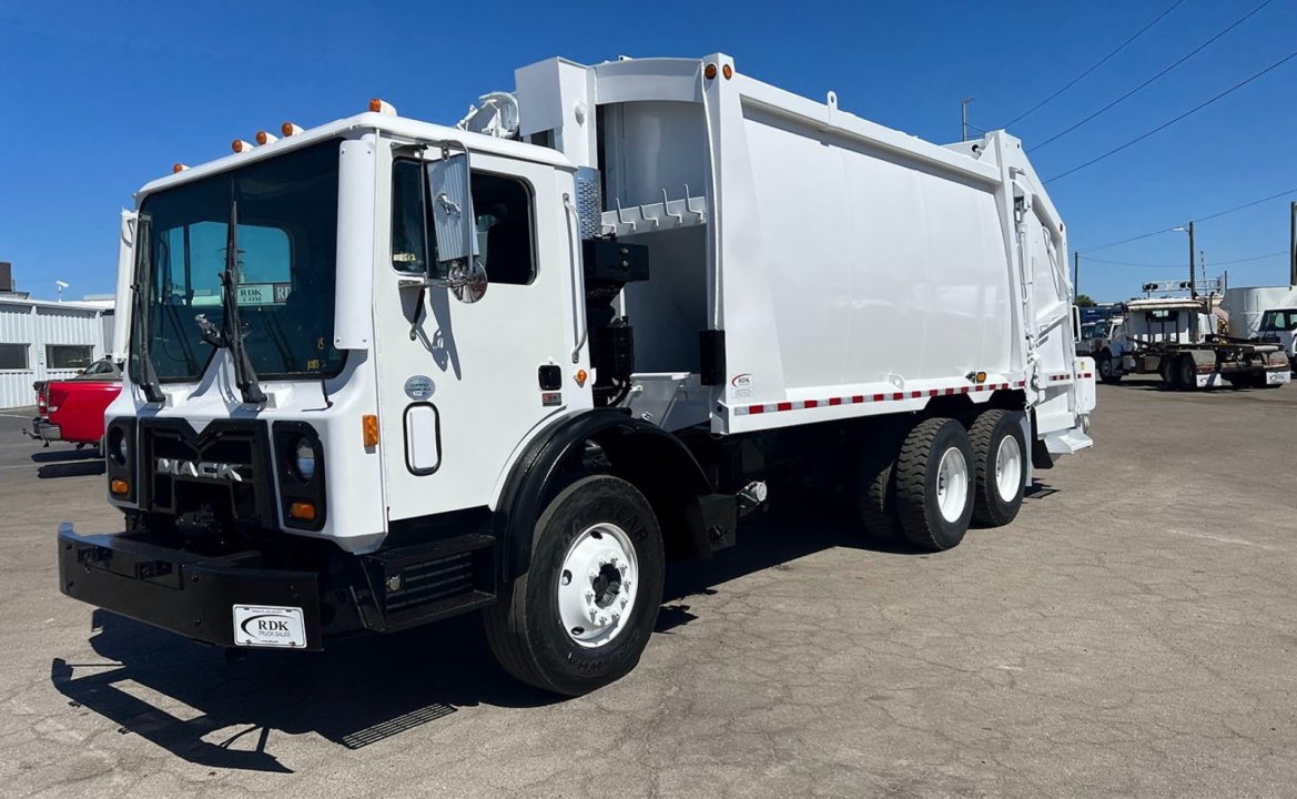 2013 Mack MRU613 - 25 yd EZ Pack Rear Loader Garbage Truck