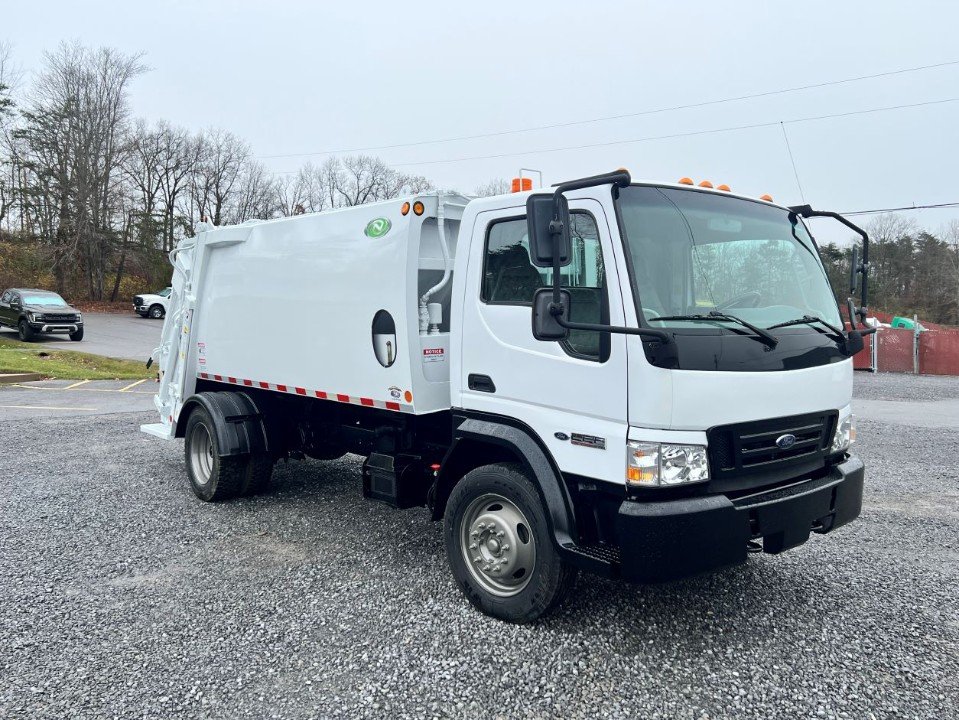 2007 Ford LCF 8 Yard Trash Truck