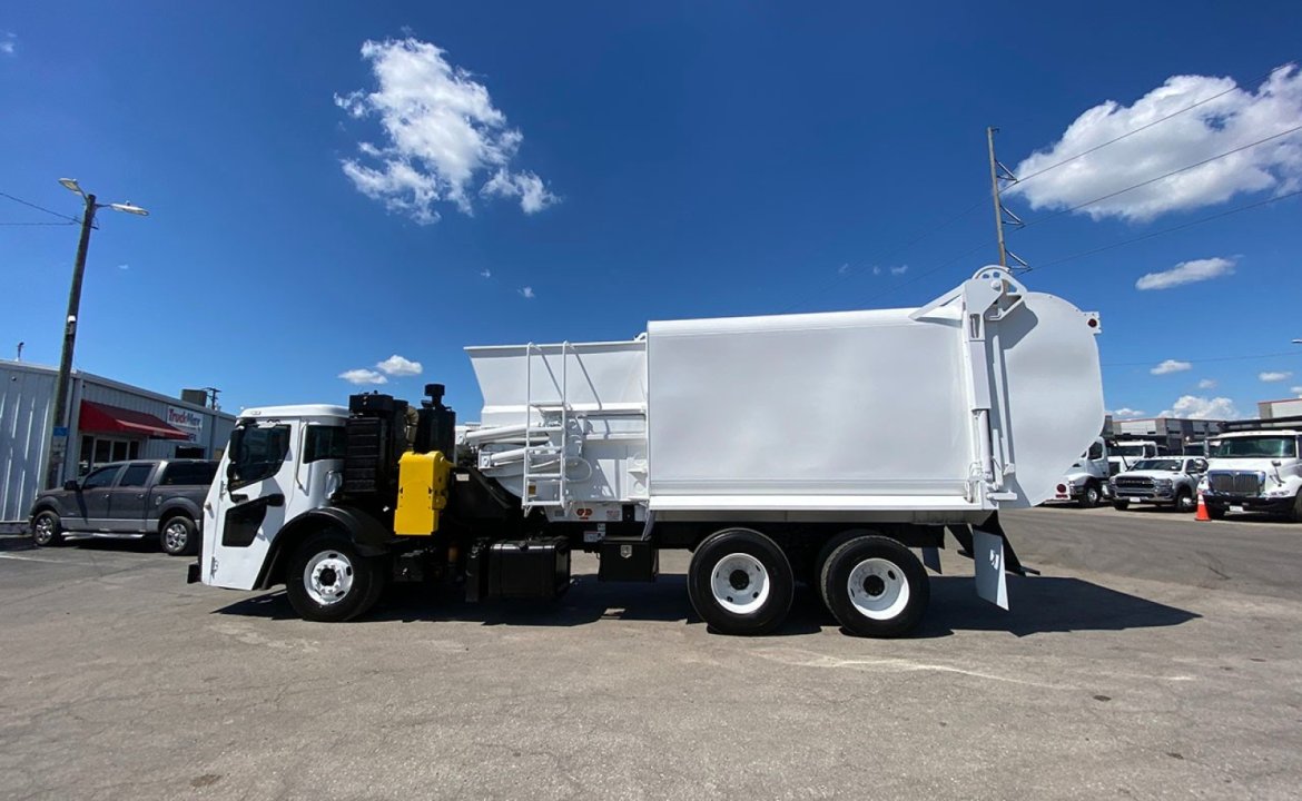 2017 Mack LR613 - 31 yd Dadee Scorpion Side Loader Garbage Truck