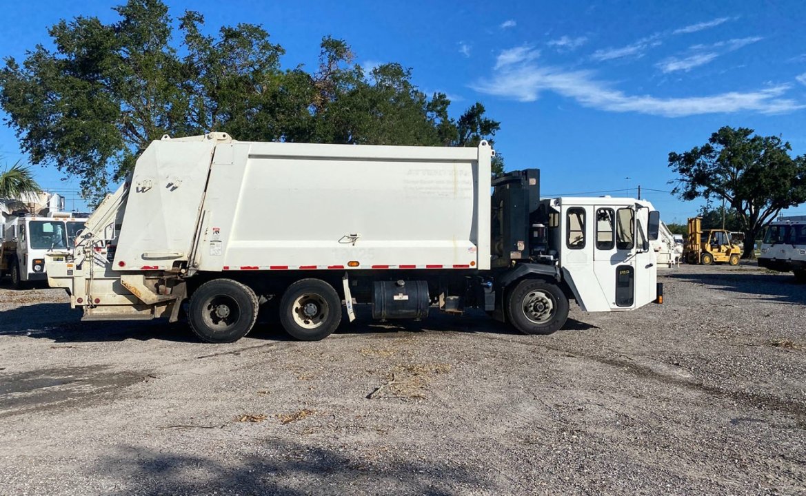 2017 CCC LET 2 - 25 Yard Heil Dura Pack 5000 Rear Loader Garbage Truck