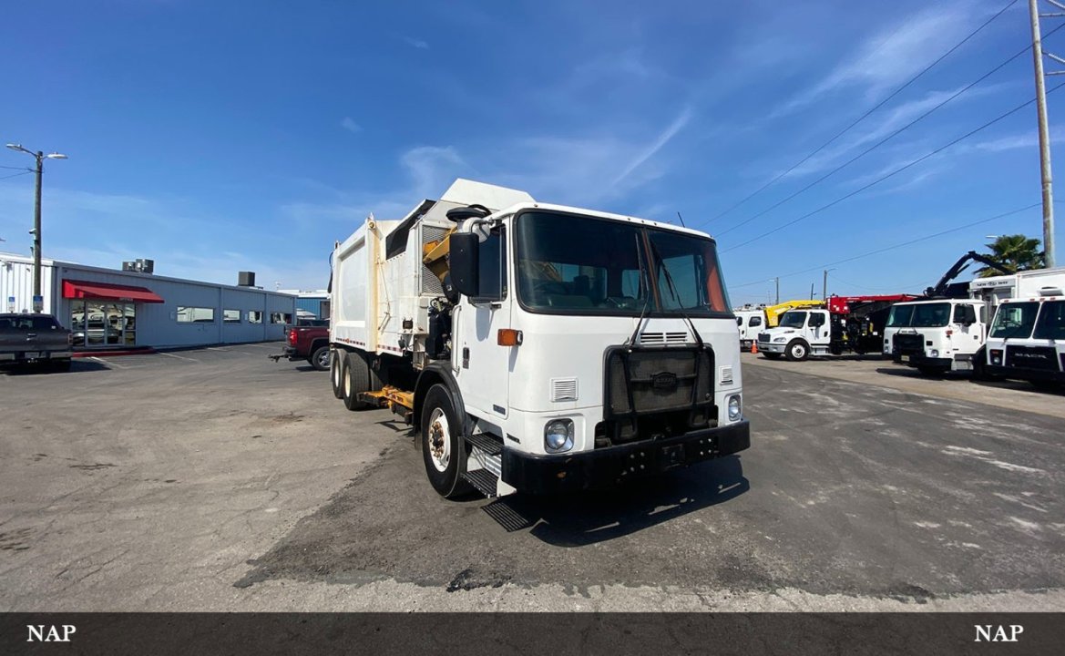 2015 Autocar ACX64 - 28 yd Heil Side Loader Garbage Truck