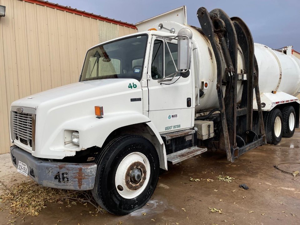 2003 Mack FL80 With Southwestern Equipment (SEC) Challenger Body