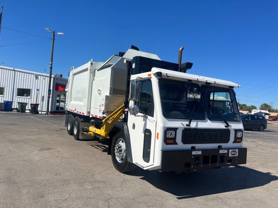 2024 Battle Motors LET2 - 31yd Pac Tech Side Loader Garbage Truck