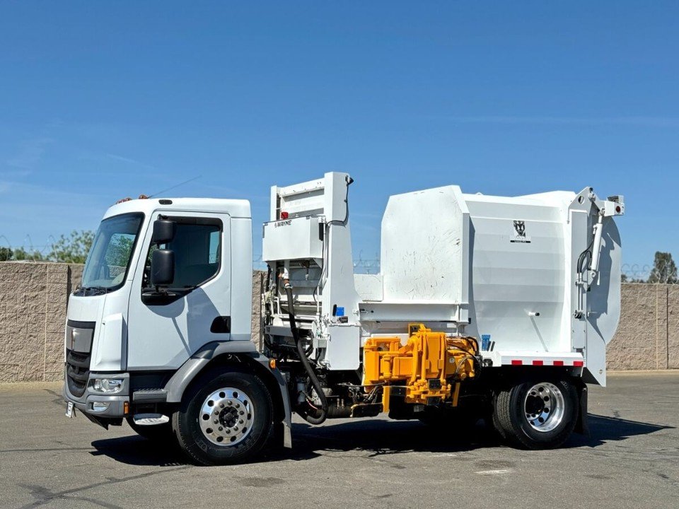 2017 Kenworth Wayne Tomcat 11 Yard Side Load Garbage Truck