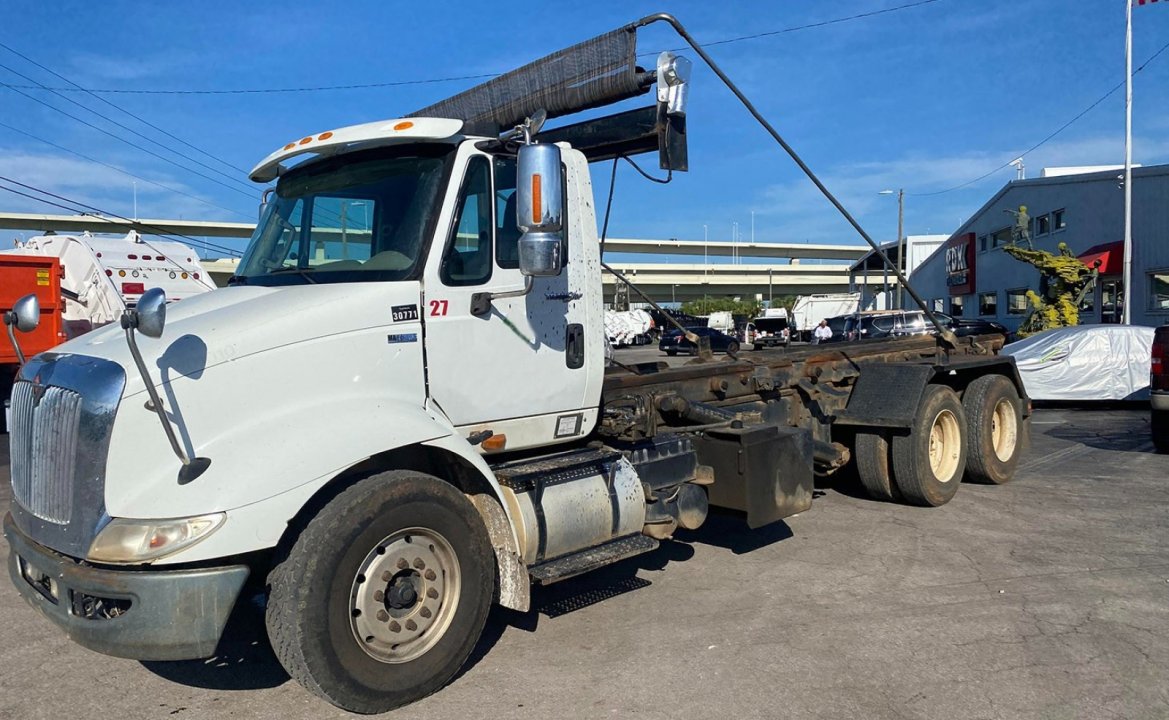 2011 International 8600 - 60,000 lb. Galbreath Roll-off Truck