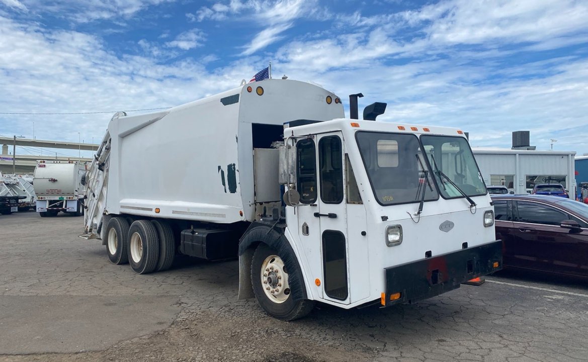 2007 CCC LET2 - 25 yard Loadmaster Excel Rear Loader Garbage Truck