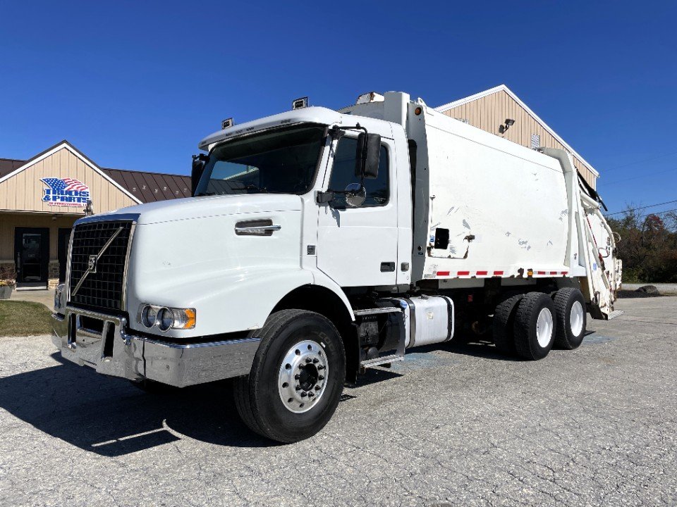 2014 Volvo VHD 25 yd. Leach 2R-III