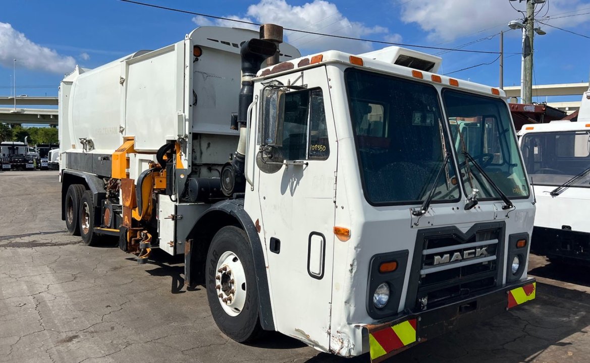 2013 Mack LEU600 - 31 yard Labrie Side loader