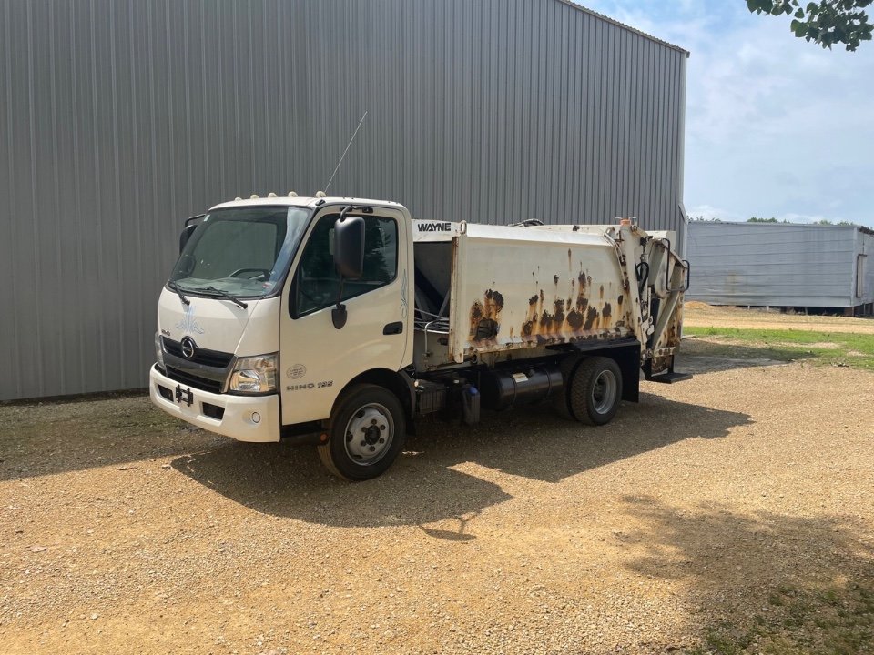 2015 HINO 195 CABOVER WITH 2010 MODEL YEAR WAYNE QUANTUM 8 YD REAR LOADER