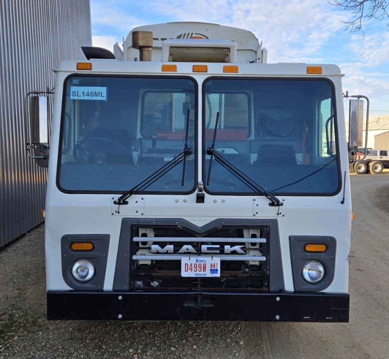 2016 Mack LEU613 with Labrie Expert Dual Helping Hand