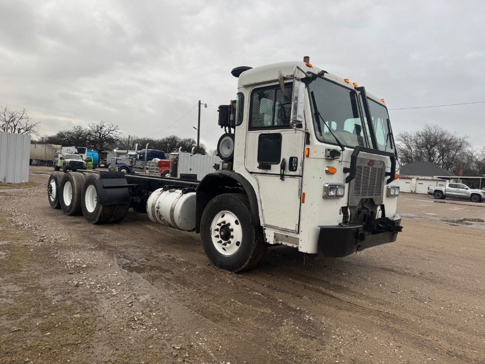 2015 Peterbilt 320