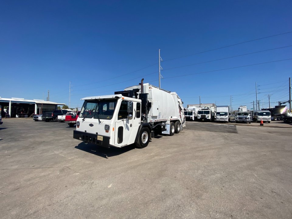 2023 Battle Motors LET2 - 25 yd. Pac-Tech Rear Loader Garbage Truck