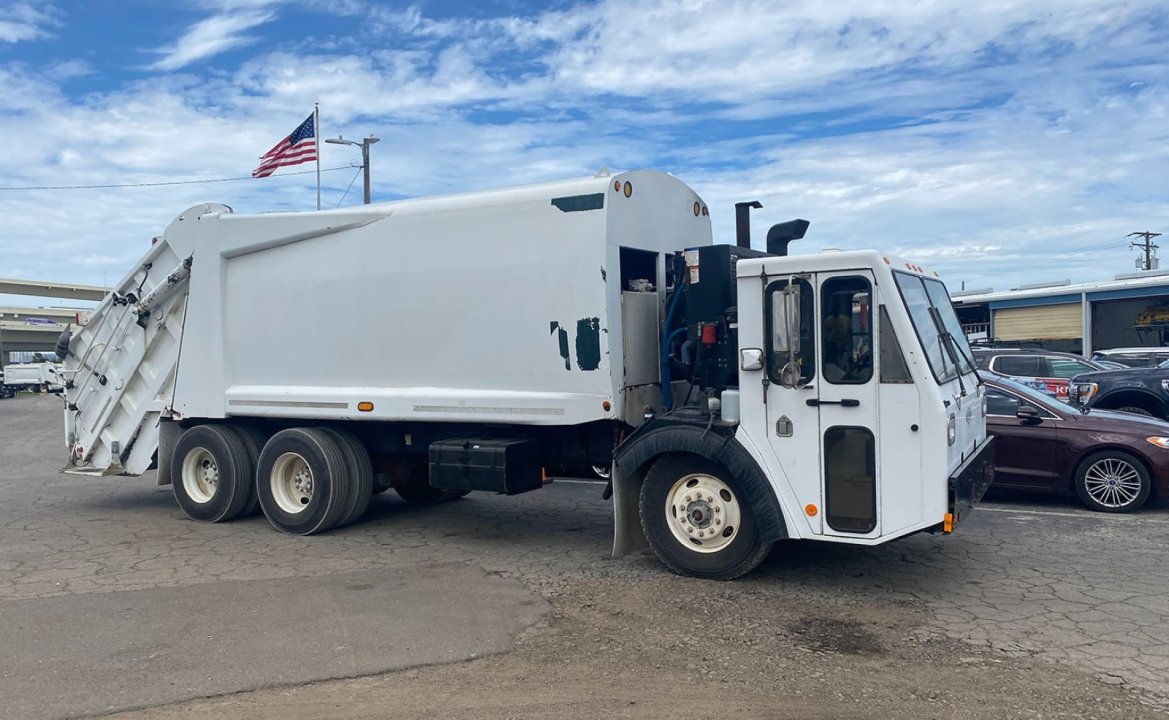 2007 CCC LET2 - 25 yard Loadmaster Excel Rear Loader Garbage Truck