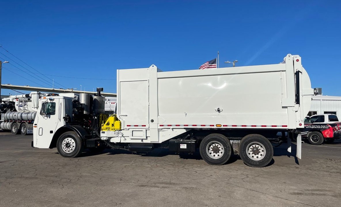 2014 Mack LEU613 - 30 yd. Heil Side Loader Garbage Truck