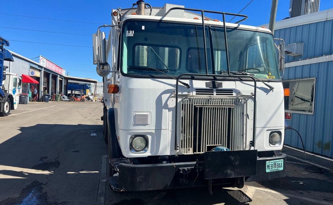 2006 Autocar WX64 - 25 yard EZ Pack Rear loader Garbage Truck