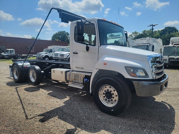 2014 Hino 338, 33,000 lb Roll Off