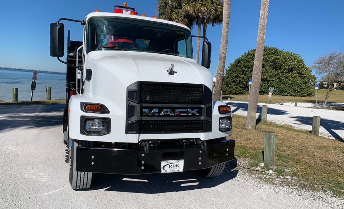 2024 Mack MD7 - 28 Yard Pac Mac Grapple Truck