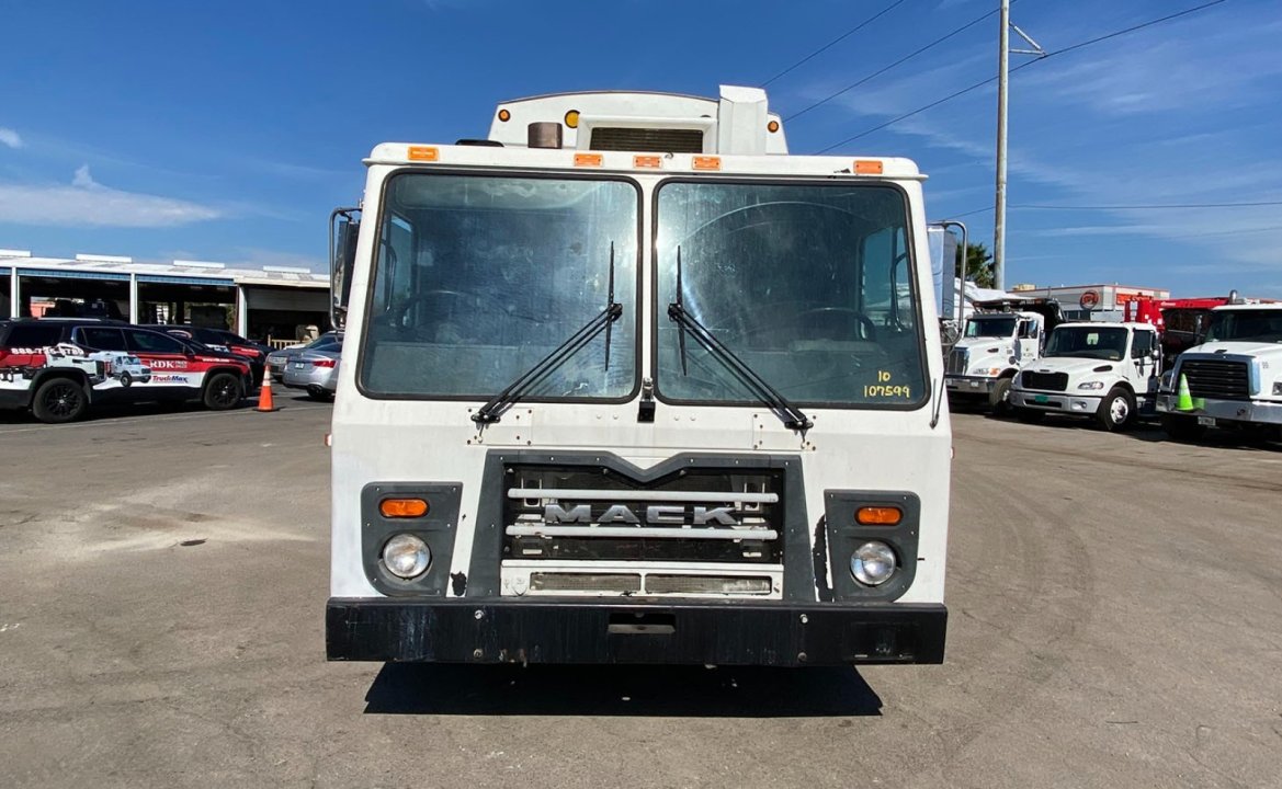 2013 Mack LEU613 - 25 yd McNeilus Rear Loader