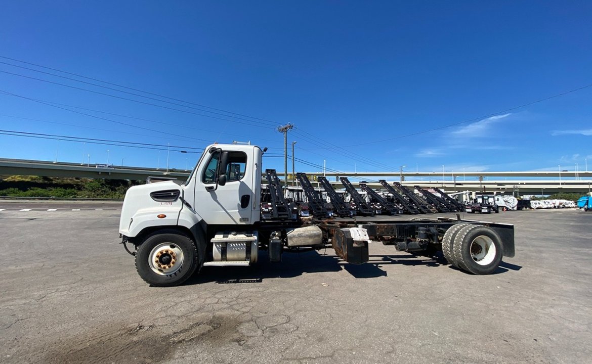 2016 Freightliner 108SD - 20 yard New Way Rear Loader