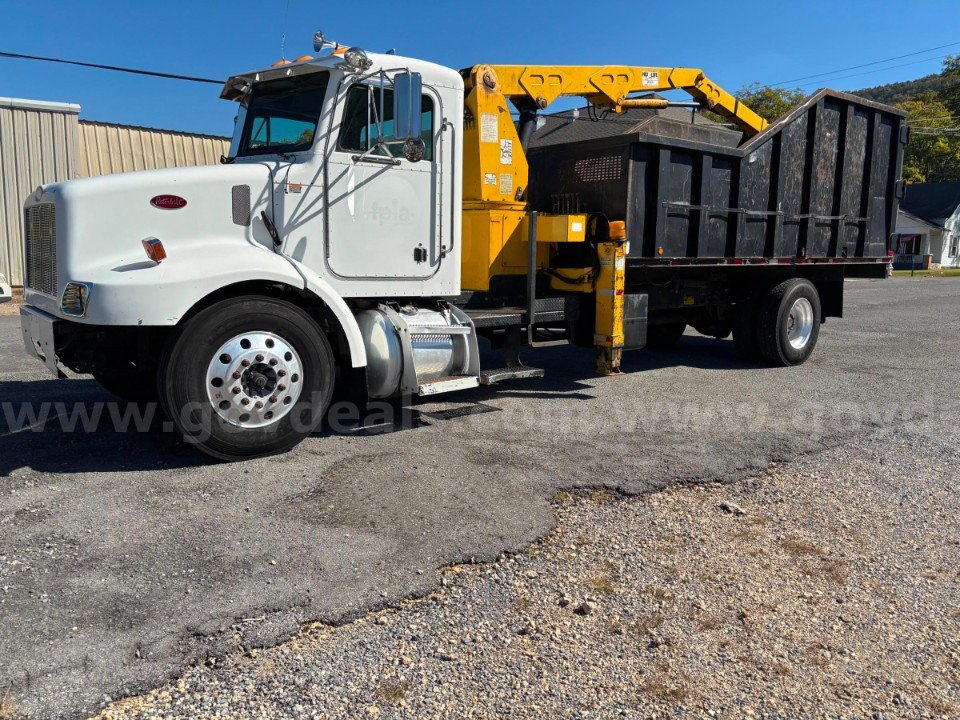 2004 Peterbilt 330 Grapple truck