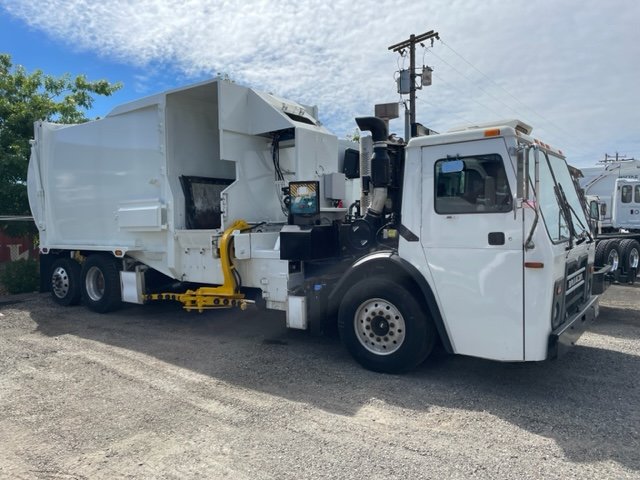 2015 MACK LE with Bridgeport Automated Side Loader