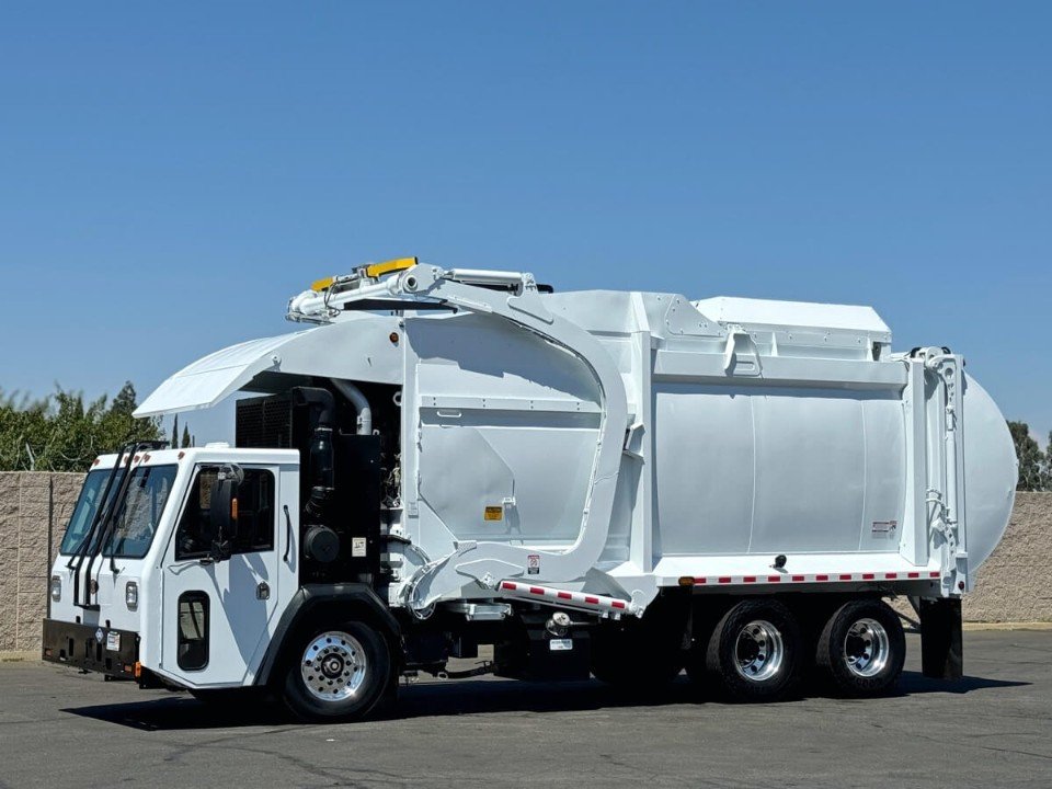 2014 CCC LET McNeilus CNG 40 YD Front Load Garbage Truck