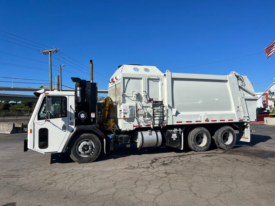 2024 Battle Motors LET2 - 31yd Pac Tech Side Loader Garbage Truck