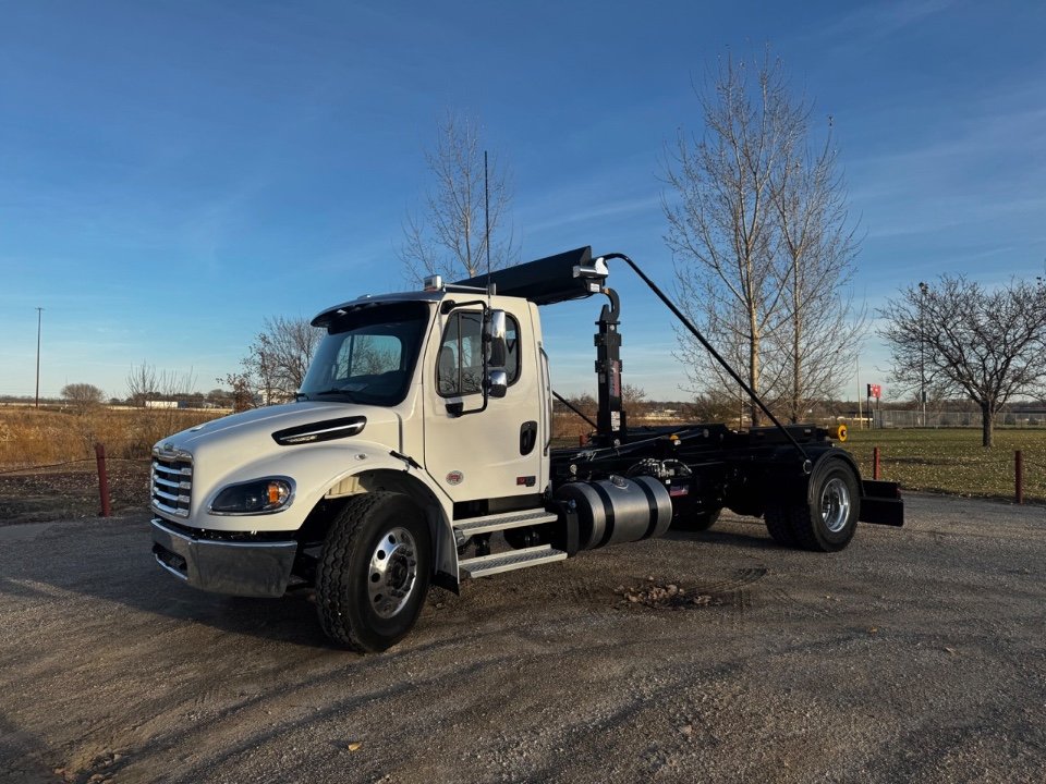 UNDER CDL-2025 Freightliner M2106 w/ Stellar Slider 20 and Pioneer Tarp